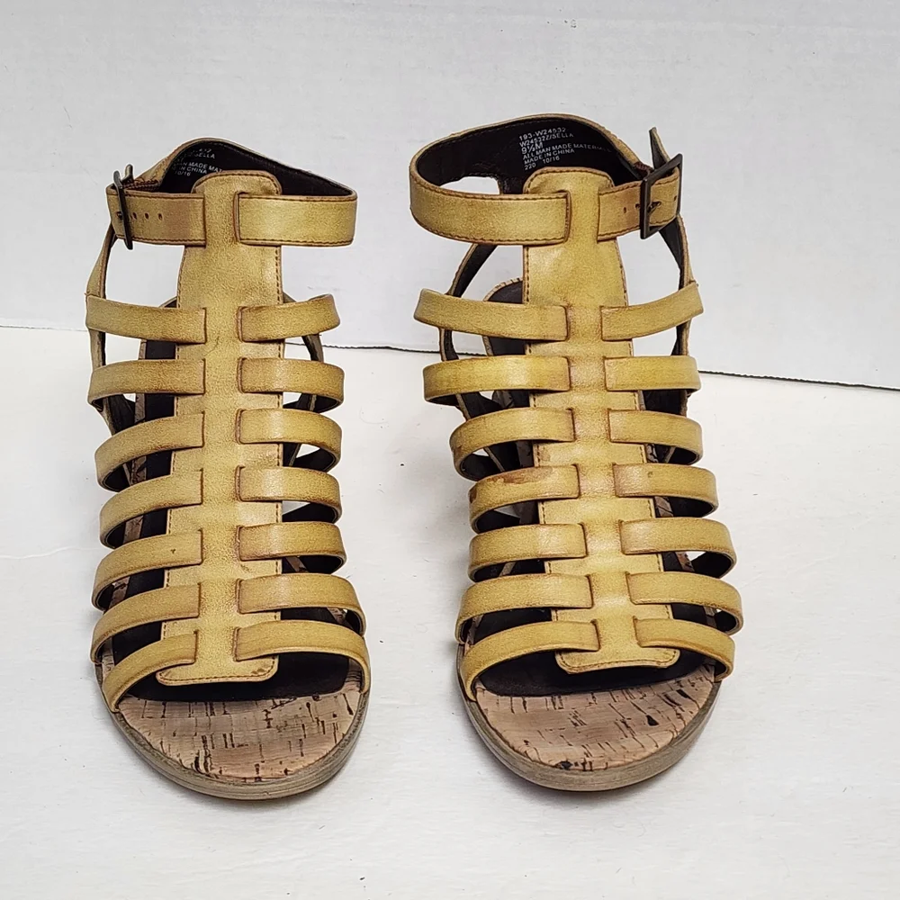 White mountain strappy wedge heel sandals 9.5‎ muted mustard